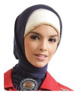 menggunakan jilbab