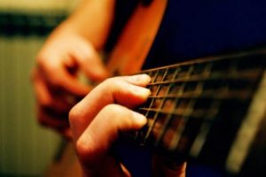 Manfaat Bermain Gitar