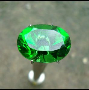 6 Manfaat  Batu  Akik Emerald untuk  Kehidupan Manusia 